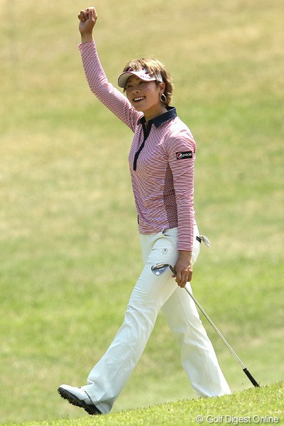 2012年 サイバーエージェント レディスゴルフトーナメント 最終日 森田理香子 17番チップインバーディで思わずガッツポーズ！