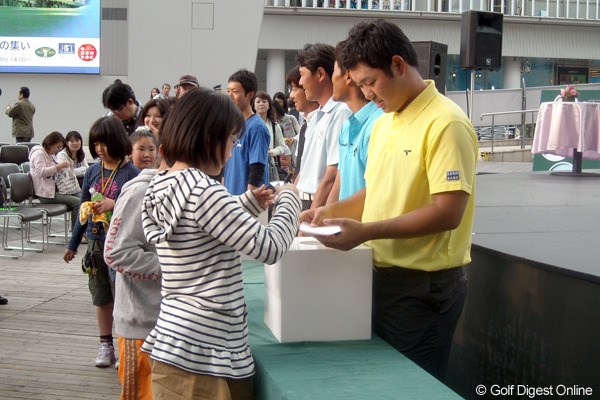 2012年 日本ゴルフツアー選手権 Citibank Cup Shishido Hills ファンとの集い 最後にサインを交えながら募金活動を行う選手たち。東日本大震災の義援金に充てられる