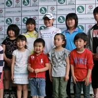 地元茨城のジュニアゴルフ会の子供たちと写真に納まる横峯さくら 2012年 心をひとつに 東日本大震災復興支援チャリティレッスン会 横峯さくら