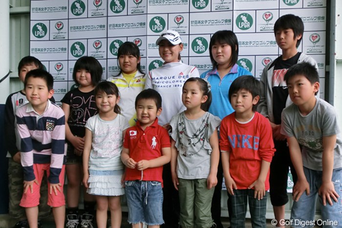地元茨城のジュニアゴルフ会の子供たちと写真に納まる横峯さくら 2012年 心をひとつに 東日本大震災復興支援チャリティレッスン会 横峯さくら