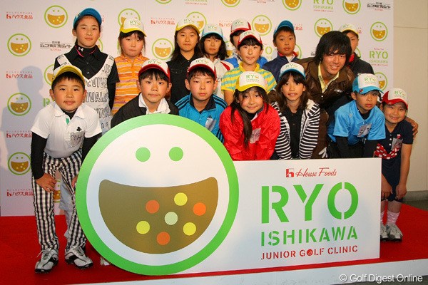2012年 ハウス食品 石川遼ジュニアゴルフクリニック 石川遼とジュニアゴルファーたち ジュニアゴルファーたちと笑顔で記念撮影に納まる石川遼。雨天の中、和やかなムードでイベントは進行した
