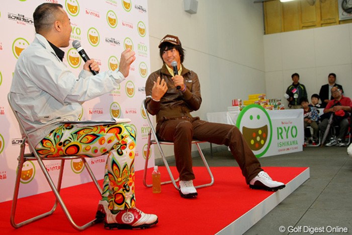 ゴルゴ松本の進行のもと、石川遼も楽しそうにトークショーの時間を過ごす 2012年 ハウス食品 石川遼ジュニアゴルフクリニック 石川遼＆ゴルゴ松本
