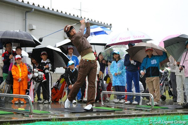 強い雨と風の中、コース内の練習場で始球式が行われた