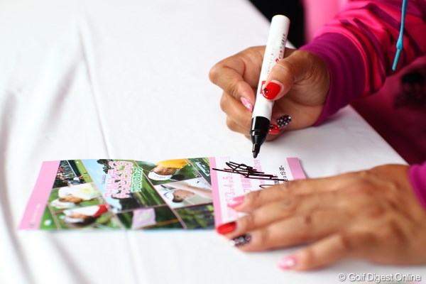 2012年 ワールドレディスチャンピオンシップサロンパスカップ 初日 サイン サインをする手元に女心が垣間見えます。