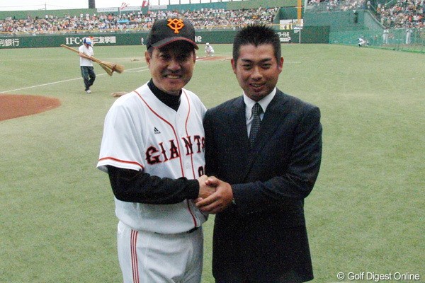 宇都宮市内で行われたプロ野球の試合で大会をPRした池田勇太。“若大将”巨人・原辰徳監督と握手を交わした