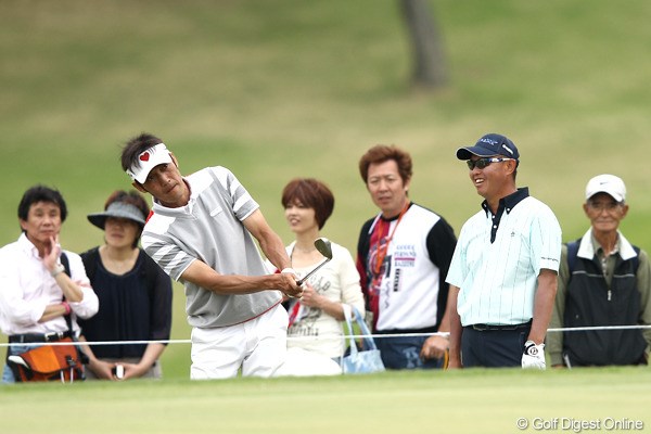 2012年 日本プロゴルフ選手権大会 日清カップヌードル杯 練習日 河井博大＆谷口徹 昨年王者の河井はアプローチ練習場で、一昨年王者の谷口と顔を合わせた。