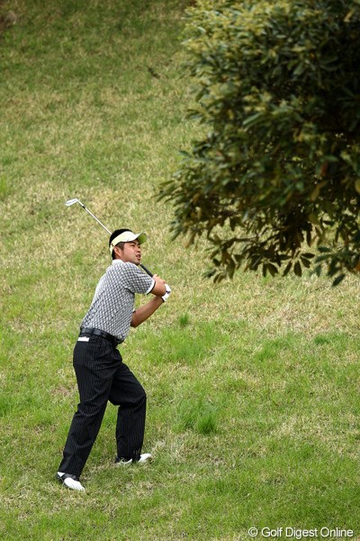 2012年 日本プロゴルフ選手権大会 日清カップヌードル杯 2日目 池田勇太 つま先下がり、前方に木、こんな打ちかたにもなるかな・・・