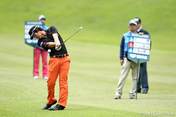2012年 日本プロゴルフ選手権大会 日清カップヌードル杯 2日目 石川遼 17番ティショットをクリークの奥に打ち込み1ペナ。3打目の渾身の1打でパーセーブ！
