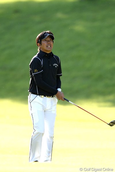 2012年 日本プロゴルフ選手権大会 日清カップヌードル杯 3日目 深堀圭一郎 17番パー5の第2打。渾身の力を込めた深堀圭一郎。