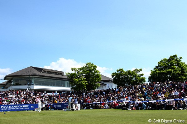 2012年 日本プロゴルフ選手権大会 日清カップヌードル杯 3日目 池田勇太 1番ティにギャラリーが集まること9,000人超！（今日のギャラリー数ですが）