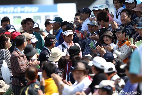 2012年 日本プロゴルフ選手権大会 日清カップヌードル杯 3日目 池田勇太 ギャラリーから声援をもらいながら1番ティに登場、まんざらでもなさそうだね？