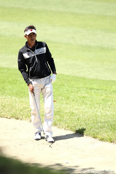 2012年 日本プロゴルフ選手権大会 日清カップヌードル杯 3日目 河井博大 ディフェンディングチャンプは4オーバー32位タイ、バンカーにつかまり何度もグリーン方向を確認