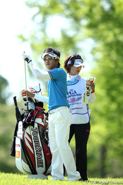 2012年 日本プロゴルフ選手権大会 日清カップヌードル杯 3日目 近藤共弘 風の中クラブ選択も大変です。