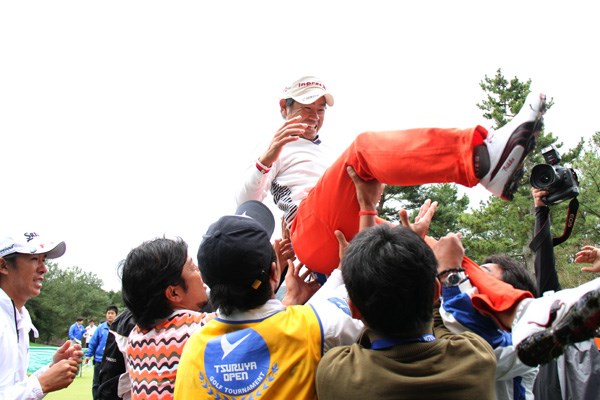 2012年 プレーヤーズラウンジ 藤田寛之 つるやオープンで藤田が仲間に胴上げされるシーン。確かに、早々にその輪から離れて、痛そうに小指をさすっている上井が左端に映っていた。