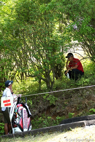 2012年 日本プロゴルフ選手権大会 日清カップヌードル杯 最終日 薗田峻輔 17番クリークを越え林の中へ・・・ここからは打てませんよね