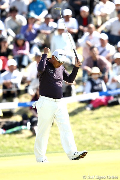 2012年 日本プロゴルフ選手権大会 日清カップヌードル杯 最終日 谷口徹 3パットでプレーオフ進出の18番。下りのロングパットを見事にカップに寄せ2パットパーを確信した。