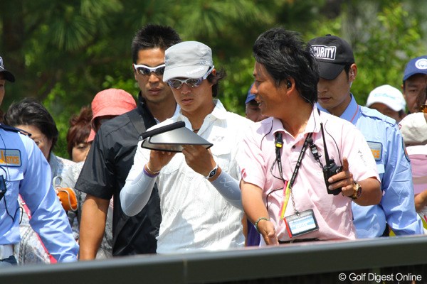 2012年 とおとうみ浜松オープン 事前情報 石川遼 この日は移動の合間にもサインに応じた