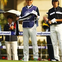 双子の女子プロゴルファー久保啓子・宣子の兄で、今週がデビュー戦です。キャディの父は、元阪神タイガースの投手コーチ。ちなみに後ろに写る女性2人、右は母で、左はフィアンセだそうです。 2012年 とおとうみ浜松オープン 初日 久保圭