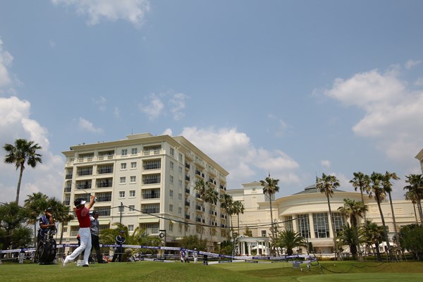 2012年 とおとうみ浜松オープン 2日目 12番ホール 洋風なクラブハウスとホテルが、まるでアメリカのゴルフ場を思わせる雰囲気です。