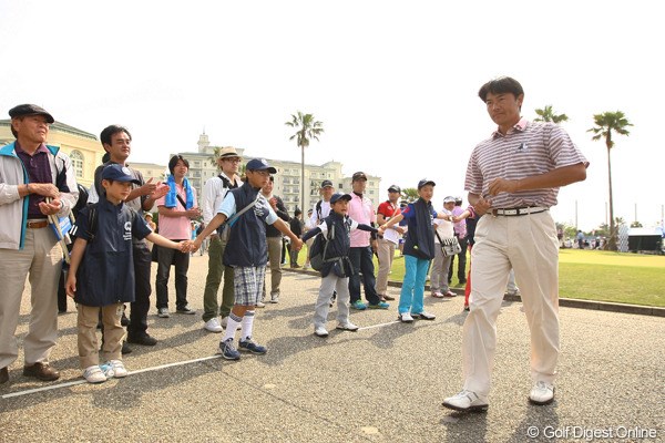 2012年 とおとうみ浜松オープン 3日目 横尾要 ボランティアの子供たち