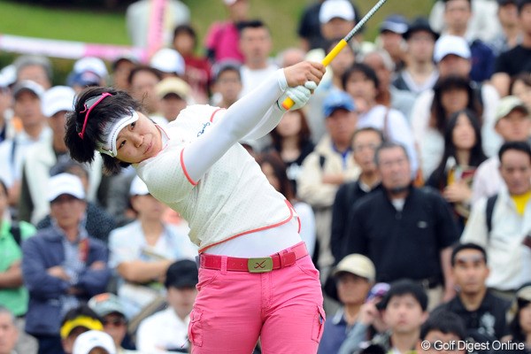 2012年 中京テレビ・ブリヂストンレディスオープン 最終日 比嘉真美子 比嘉真美子は「67」をマークし、通算7アンダーの9位タイ。ローアマタイトルを獲得した