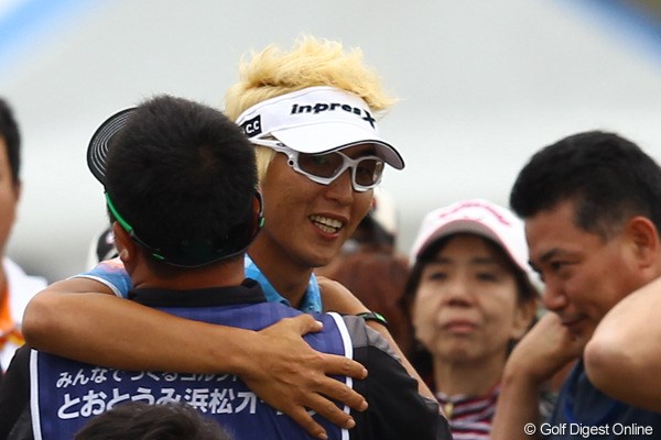2012年 とおとうみ浜松オープン 最終日 ジェイ・チョイ 優勝が決まってキャディさんと抱擁です。
