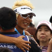 優勝が決まってキャディさんと抱擁です。 2012年 とおとうみ浜松オープン 最終日 ジェイ・チョイ