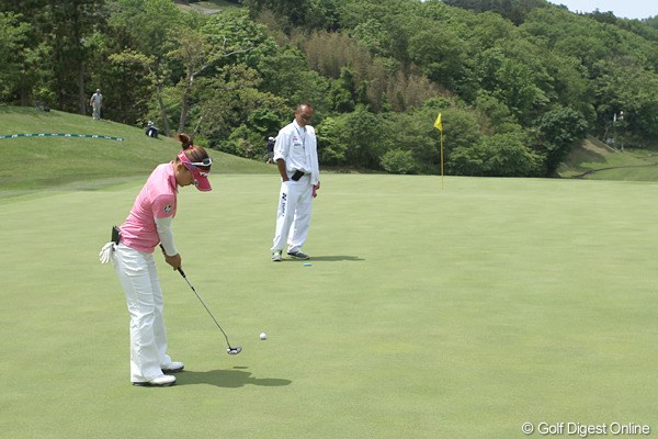 2012年 ヨネックスレディスゴルフトーナメント 事前情報 有村智恵 プロアマ戦でグリーンを入念にチェックする有村智恵