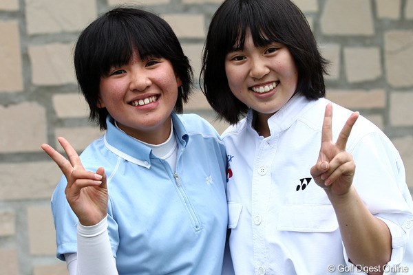 2012年 ヨネックスレディスゴルフトーナメント 初日 永井花奈（左）＆キャディさん 2人は中学の同級生。ナイスコンビです！