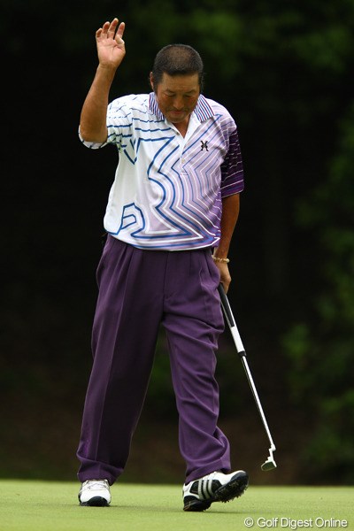 2012年 ダイヤモンドカップゴルフ 2日目 尾崎将司 ナイスバーディで声援に応えます。久々にコブラ級のガッツポーズとか・・・パターを鞘に収めるポーズとか・・・見たいッス。