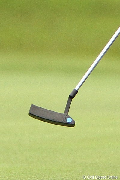 2012年 ダイヤモンドカップゴルフ 2日目 藤田寛之のパター ブルーのマークの左隣、小さく、タテに刻印が入っているのがスペシャルの証。