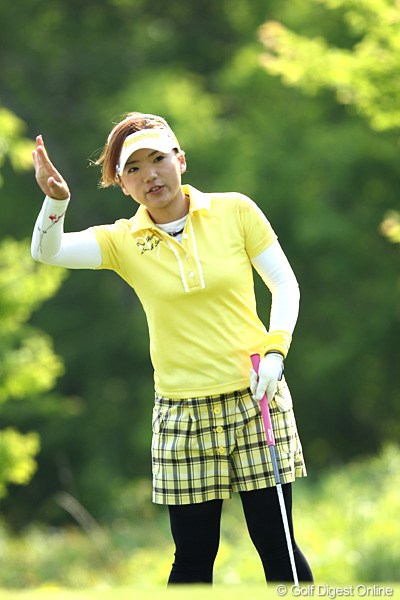 2012年 ヨネックスレディスゴルフトーナメント 2日目 有村智恵 「ボランティアさ～ん、少しよけてくださ～い」