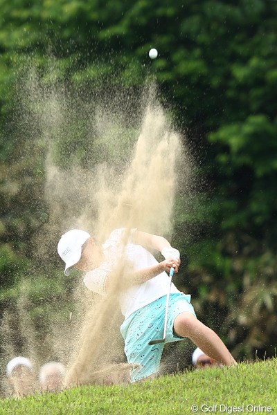 2012年 ヨネックスレディスゴルフトーナメント 2日目 永井花奈 すごいところから打ってるね～。アマチュアで予選通過はただ一人
