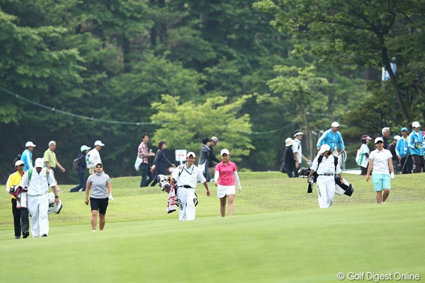 2012年 ヨネックスレディスゴルフトーナメント 2日目 最終組 馬場ゆかり（左）、青木瀬令奈（中）、永井花奈（右）。みんながそれぞれのリズムでプレーを奏でた