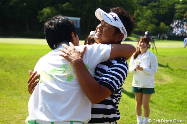 2012年 ダイヤモンドカップゴルフ 最終日 藤田寛之＆宮本勝昌 グリーンサイドで見守っていた宮本勝昌プロと抱擁。