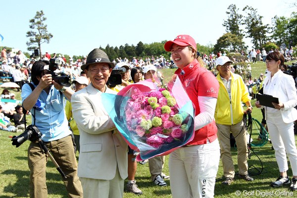 2012年 ヨネックスレディスゴルフトーナメント 最終日 フォン・シャンシャン 米山大会会長から大きな花束のプレゼント