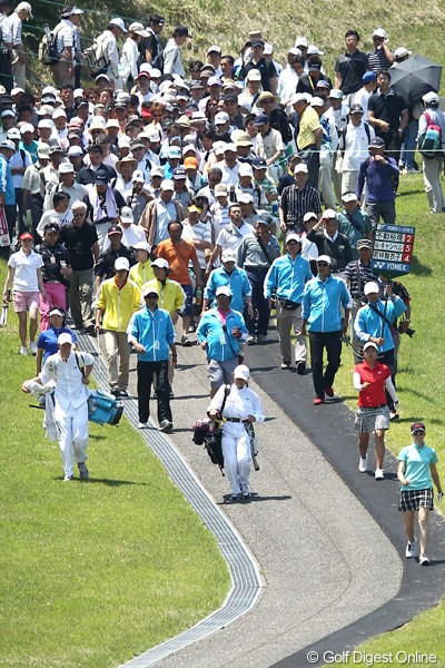 2012年 ヨネックスレディスゴルフトーナメント 最終日 若林舞衣子 新潟出身ヨネックス所属。ギャラリーもご覧の通り