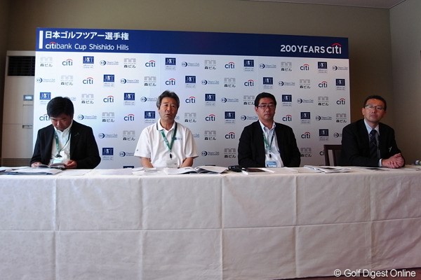 2012年 日本ゴルフツアー選手権 Citibank Cup Shishido Hills 会見 会見ではJGTOから中島和也、鈴木規夫、小山和顕の3名、さらに宍戸ヒルズの草野総支配人が出席し今年のコースについて説明を行った。