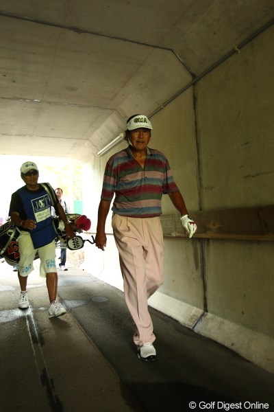 2012年 日本ゴルフツアー選手権 Citibank Cup Shishido Hills 初日 尾崎将司 狭いトンネルでカメラを向けて…ちょっと恐かった。