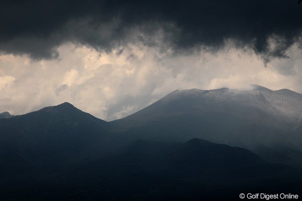 2012年 リゾートトラストレディス 初日 浅間山 雷雲接近で浅間山も怪しげな雰囲気？競技はサスペンデッドに・・・
