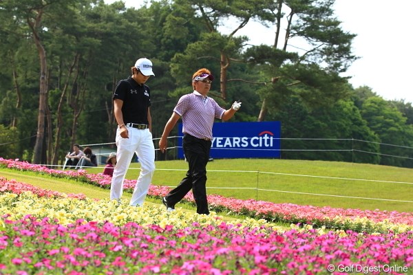 2012年 日本ゴルフツアー選手権 Citibank Cup Shishido Hills 2日目 高山忠洋 キム・キョンテ 二人でお花畑を歩けるなんて幸せ！