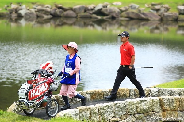 2012年 日本ゴルフツアー選手権 Citibank Cup Shishido Hills 2日目 上平栄道 キャディのおばちゃんと身長もほとんど変わらないのにゴルフは大きいなぁ。