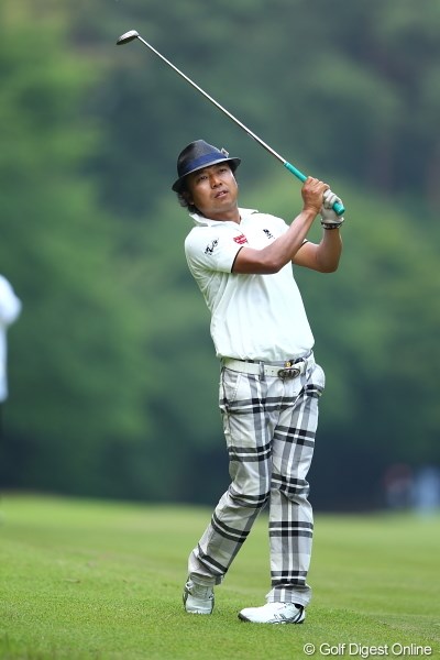 2012年 日本ゴルフツアー選手権 Citibank Cup Shishido Hills 2日目 片山晋呉 今日もファッショナブルだけれど、ちょっぴりベルトは緩めなのね。