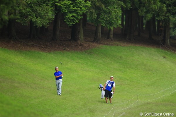 2012年 日本ゴルフツアー選手権 Citibank Cup Shishido Hills 2日目 鈴木亨 普通のショットに見えますが、これ隣のホールのティグラウンドに刻み中。