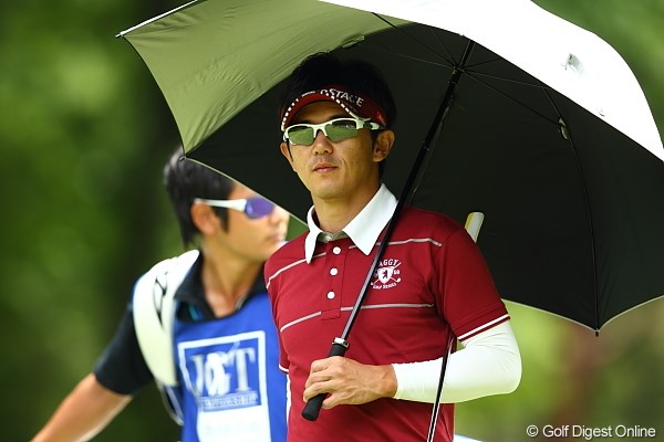 2012年 日本ゴルフツアー選手権 Citibank Cup Shishido Hills 3日目 近藤共弘 なかなか男子プロでここまで日傘が似合う選手もいまい。