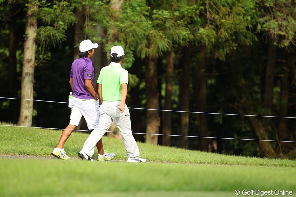 2012年 日本ゴルフツアー選手権 Citibank Cup Shishido Hills 3日目 浅地洋佑 プレイが終了した浅地プロはキャディの大ちゃんとお散歩中。