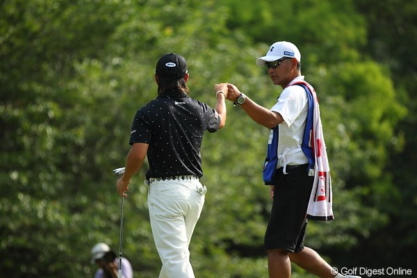 2012年 日本ゴルフツアー選手権 Citibank Cup Shishido Hills 3日目 藤本佳則 せっかくグータッチしてるのに後ろにいた自分が悔しい。