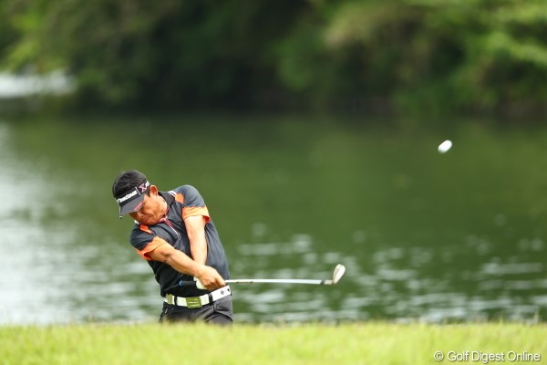 2012年 日本ゴルフツアー選手権 Citibank Cup Shishido Hills 3日目 平塚哲二 池のギリギリから落ちそうになりながらもナイスリカバリーショット！