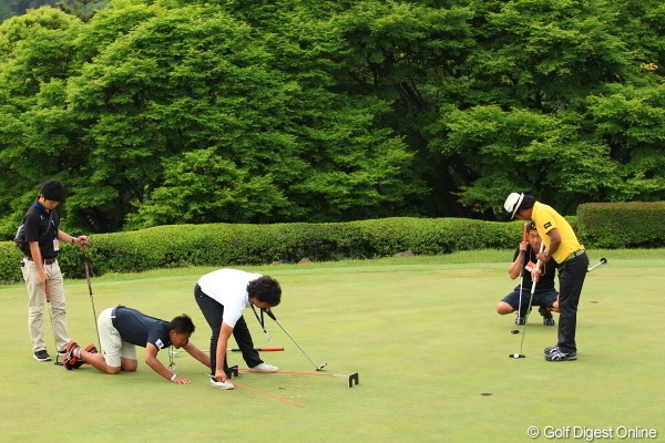 2012年 日本ゴルフツアー選手権 Citibank Cup Shishido Hills 3日目 片山晋呉 いつも練習熱心な片山プロだからラウンド終了後のチェックも入念です。