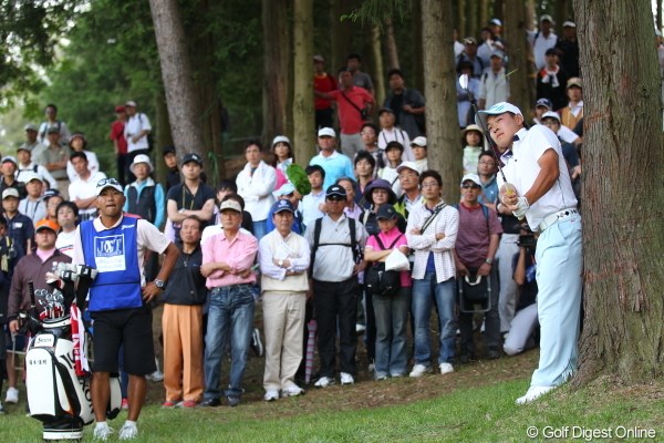2012年 日本ゴルフツアー選手権 Citibank Cup Shishido Hills 最終日 藤本佳則 17番ティショットを左に曲げて木の根もとから刻み。でもラフに入ったってこのホール刻みだからそんなに痛手はなかったと思う。